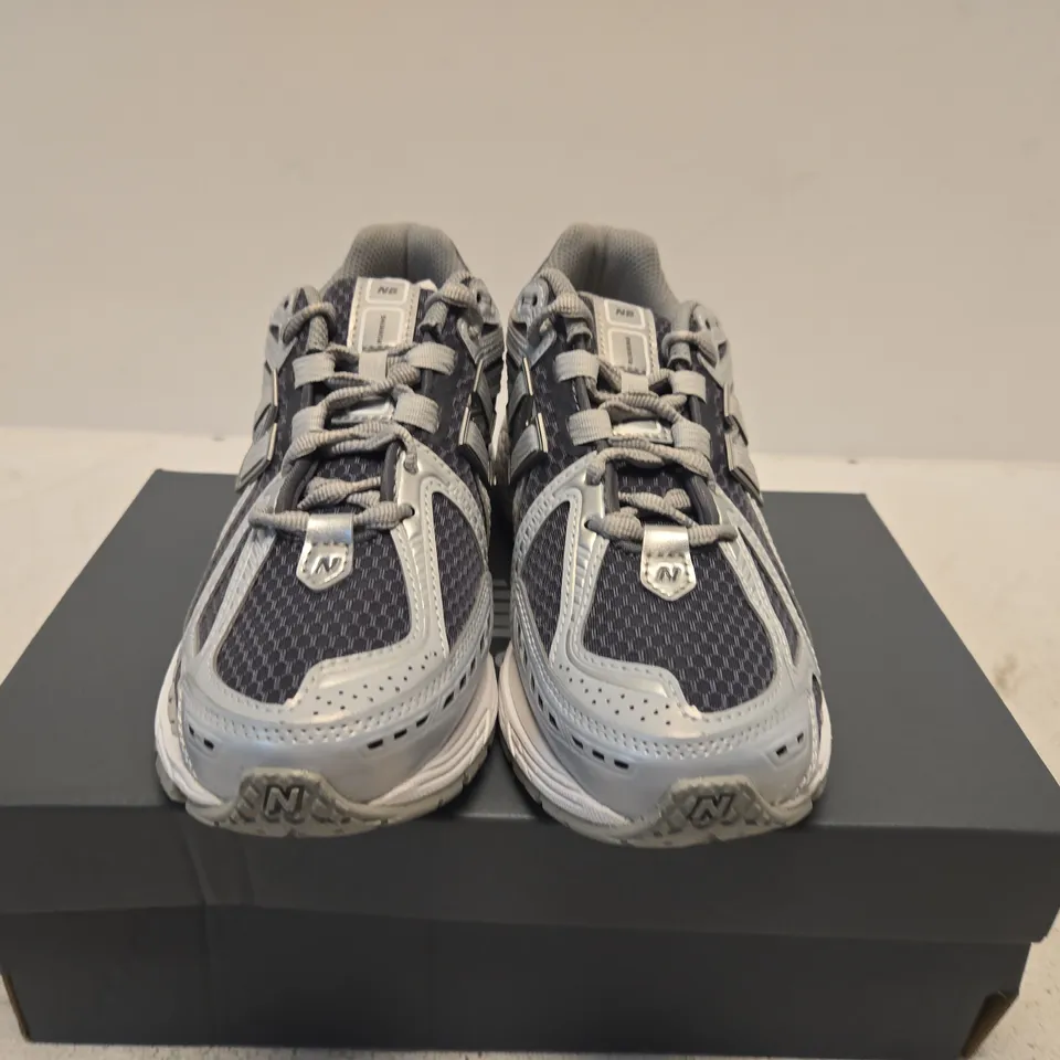 BOXED PAIR OF NEW BALANCE RUNNING SHOES – GREY/ - UK SIZE 5