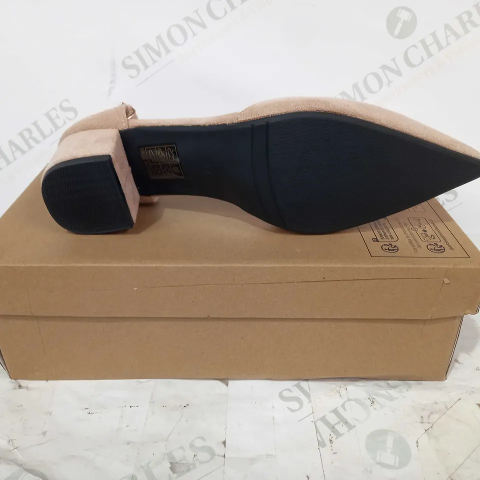 BOXED PAIR OF DESIGNER FAUX SUEDE CLOSED TOE LOW HEELS IN TAN EU SIZE 37