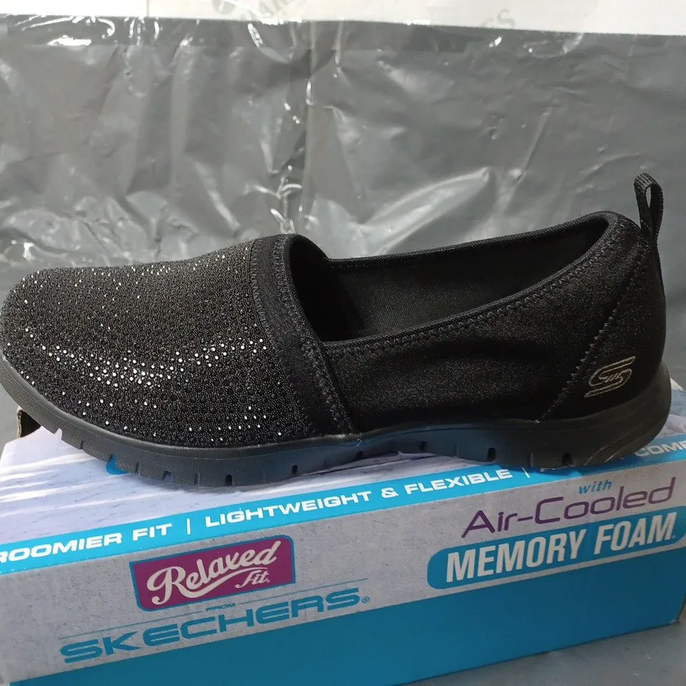 BOXED PAIR OF SKECHERS RELAXED FIT AIR COOLED MEMORY FOAM TRAINERS UK SIZE 7 - BLACK - 