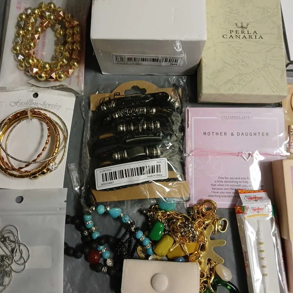 LOT OF ASSORTED JEWELLERY AND WATCH ITEMS TO INCLUDE NECKLACES, EARRINGS AND BRACELETS