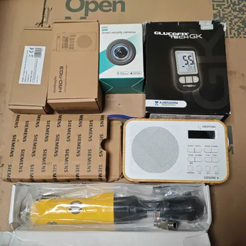 LOT OF 7 ASSORTED TECH ITEMS TO INCLUDE SMART SECURITY CAMERA, DEMODULATION RADIO AND 12V SPLITTER CABLE