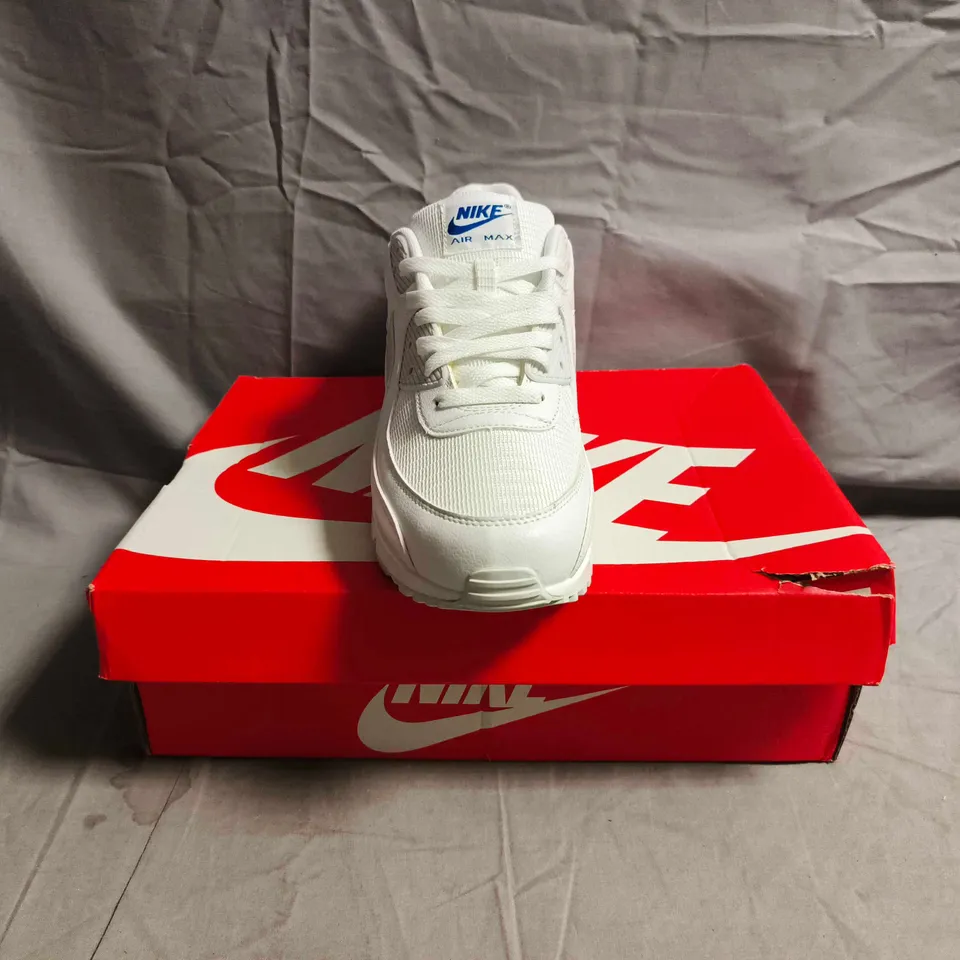 BOXED PAIR OF NIKE AIR MAX 90 TRAINERS IN WHITE SIZE UK 8.5