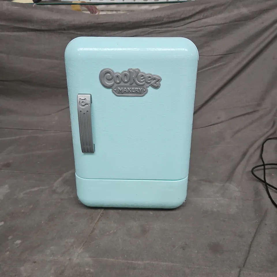 COOLKEEZ MAKERY MINI RETRO FRIDGE – TURQUOISE