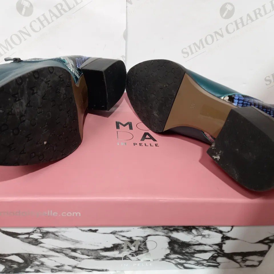 BOXED PAIR OF MODA TEAL/EMBELLISHED ANKLE BOOT - SIZE 6