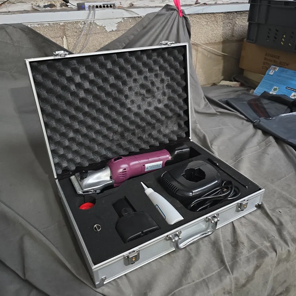 MASTERCLIP DOG GROOMING KIT INCLUDING COMPLETE ACCESSORIES .