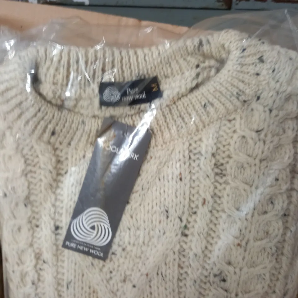 LOT OF 10 AS NEW PURE NEW WOOL JUMPERS IN MEDIUM