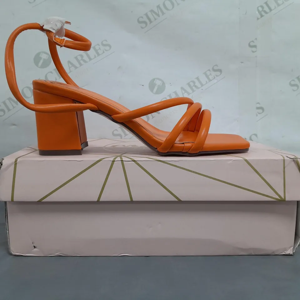 BOXED PAIR OF ESSEX GLAM OPEN TOE BLOCK HEEL SYNTHETIC LEATHER SANDALS IN ORANGE UK SIZE 3