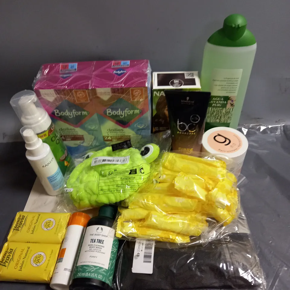 APPROXIMATELY 20 ASSORTED COSMETIC PRODUCTS TO INCLUDE - BODYFORM DAILIES PADS - KANZEN CLEANSING ANTIBACTERIAL WATER - GEORGIE MANE 10 MINUTE MASK - ETC 