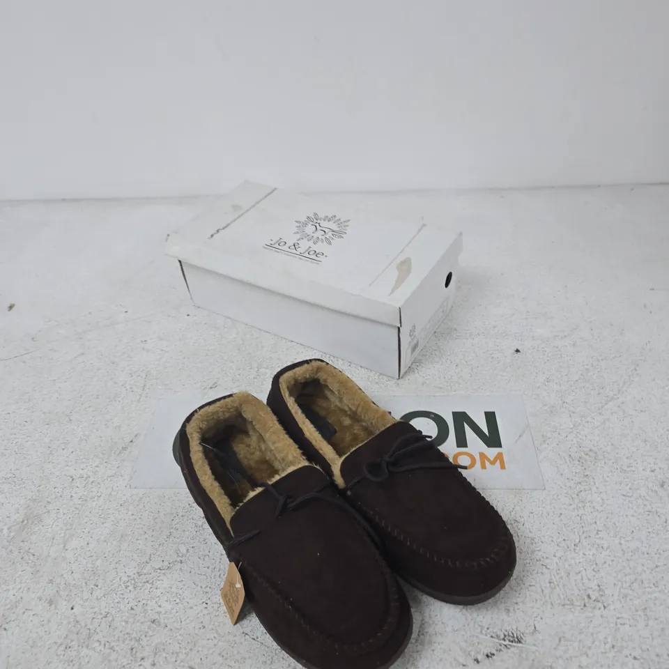 JO & JOE BROWN FUR-LINED MOCCASIN SLIPPERS – MEN'S UK 9