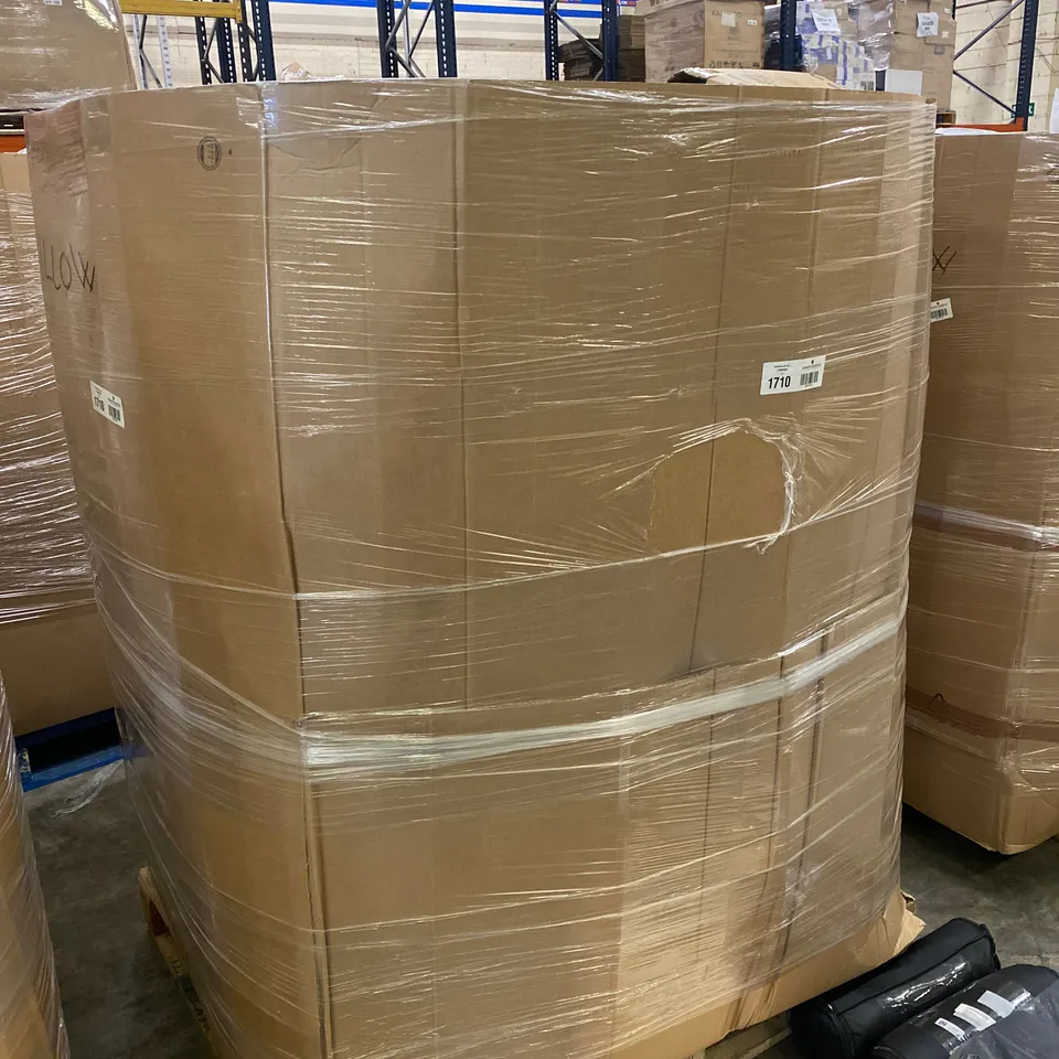 PALLET TO CONTAIN A LARGE ASSORTMENT OF PILLOWS AND CUSHIONS // BRANDS MAY VARY