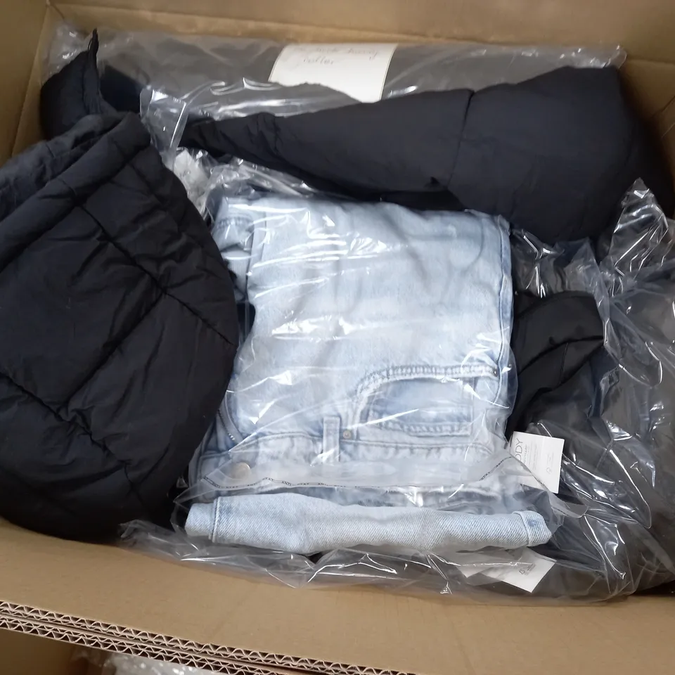 LARGE QUANTITY OF ASSORTED CLOTHING TO INCLUDE MINI SKIRT, FLEECE, ETC