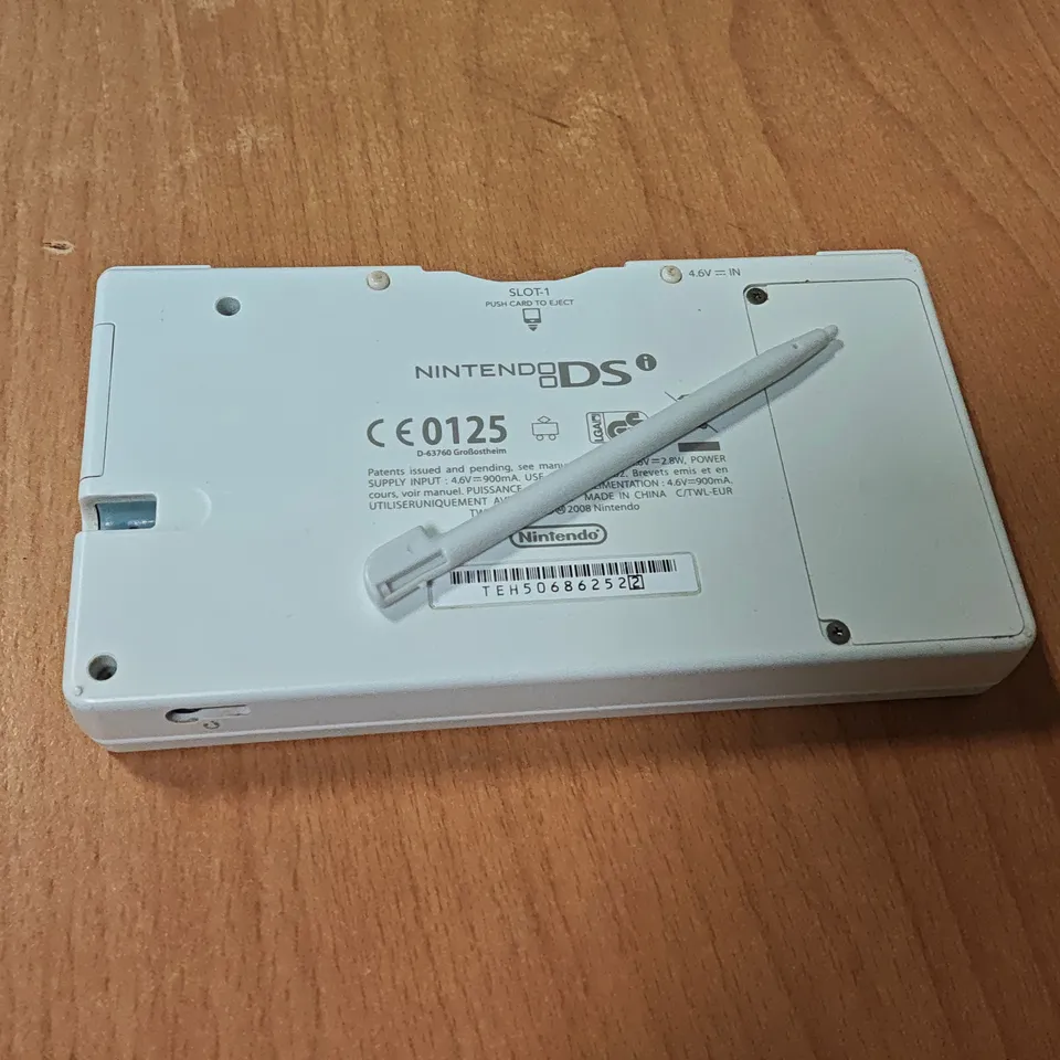 UNBOXED NINTENDO DS HANDHELD GAMES CONSOLE IN WHITE WITH POKÉMON CARRY CASE