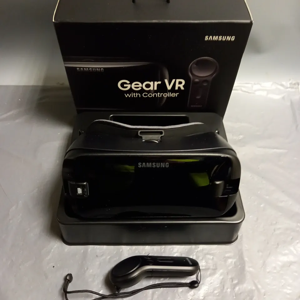 BOXED SAMSUNG GEAR VR WITH CONTROLLER 