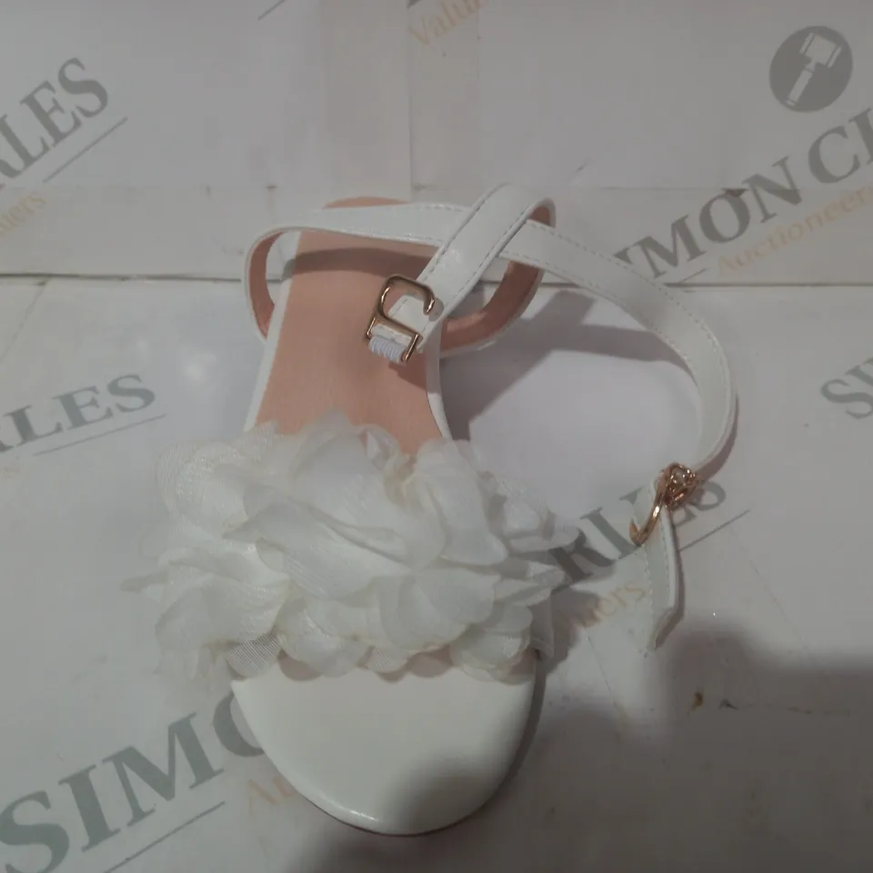 BOXED PAIR OF DESIGNER OPEN TOE LOW HEEL SANDALS IN WHITE W. FLORAL DETAIL EU SIZE 30