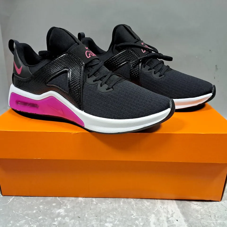 BOXED PAIR OF NIKE WOMEN'S AIR MAX BELLA TRAINERS IN BLACK/PINK UK SIZE 5.5