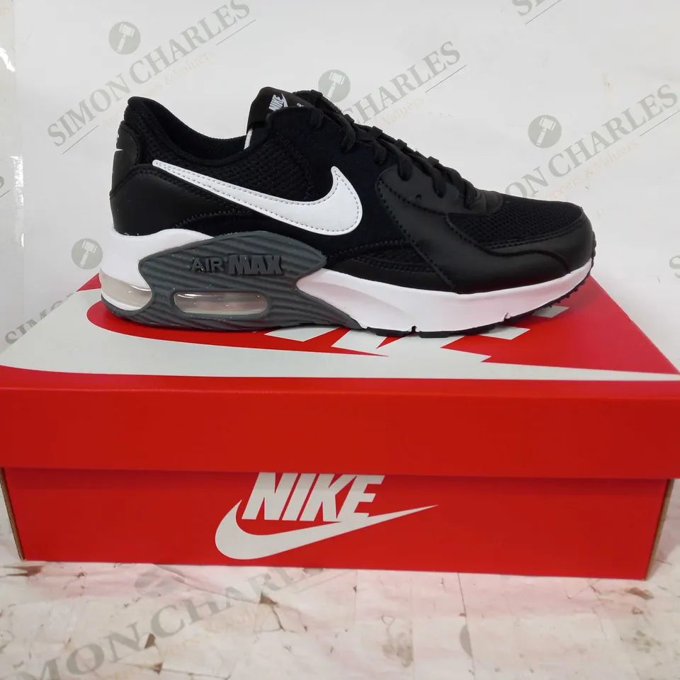 BOXED PAIR OF NIKE AIR MAX EXCEE SHOES IN BLACK/WHITE UK SIZE 7
