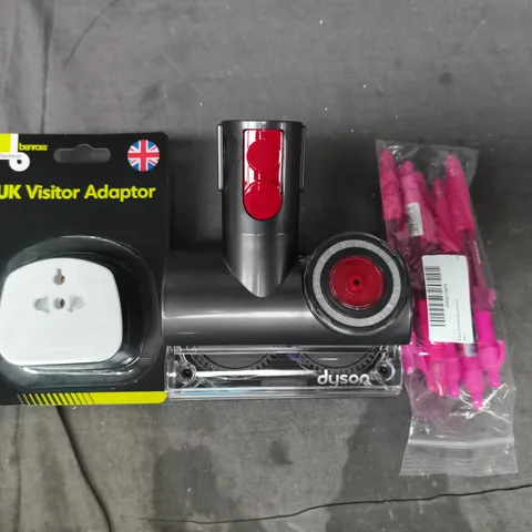 APPROXIMATELY 10 ASSORTED HOUSEHOLD ITEMS TO INCLUDE UK VISITOR ADAPTER, DYSON VACUUM SPARE PART, ETC