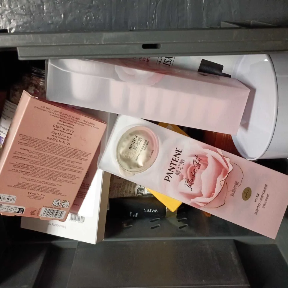 APPROXIMATELY 15 ASSORTED HEALTH & BEAUTY PRODUCTS TO INCLUDE PANTENE, SHEET MASKS AND VASELINE 