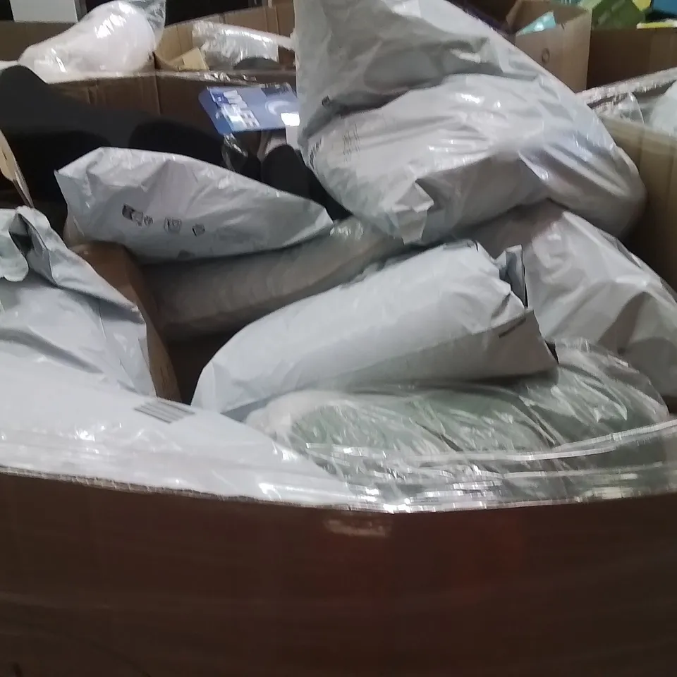 PALLET CONTAINING A LARGE QUANTITY OF PILLOWS