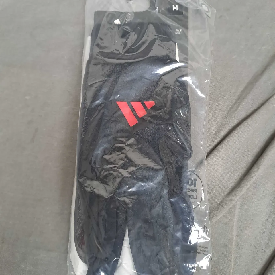 BAGGED ADIDAS MUFC GLOVE IN BLACK - MEDIUM