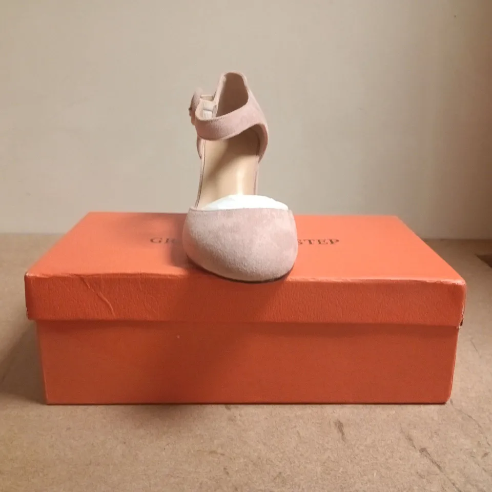 BOXED PAIR OF UNBRANDED CLOSED TOE BLOCK HEELS IN PINK SIZE EU 35