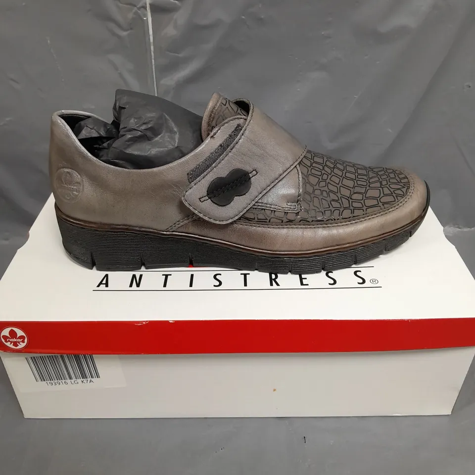 BOXED PAIR OF RIEKER ANTISTRESS SHOES IN GREY - 7.5
