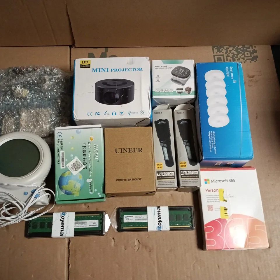 LOT OF 12 ASSORTED ITEMS TO INCLUDE SMART SENSOR LIGHTS, MINI PROJECTOR AND UNEER WIRELESS MOUSE