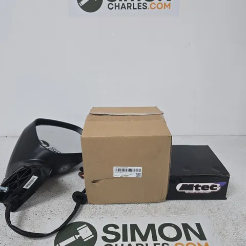 TOTE OF APPROXIMATELY 3 ITEMS INCLUDING A WING MIRROR,