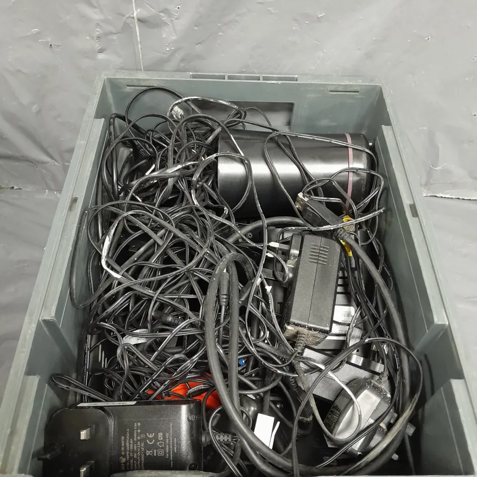 APPROXIMATELY 10 ASSORTED ELECTRICAL PRODUCTS TO INCLUDE PLUGS , SKY BOXES , ETC