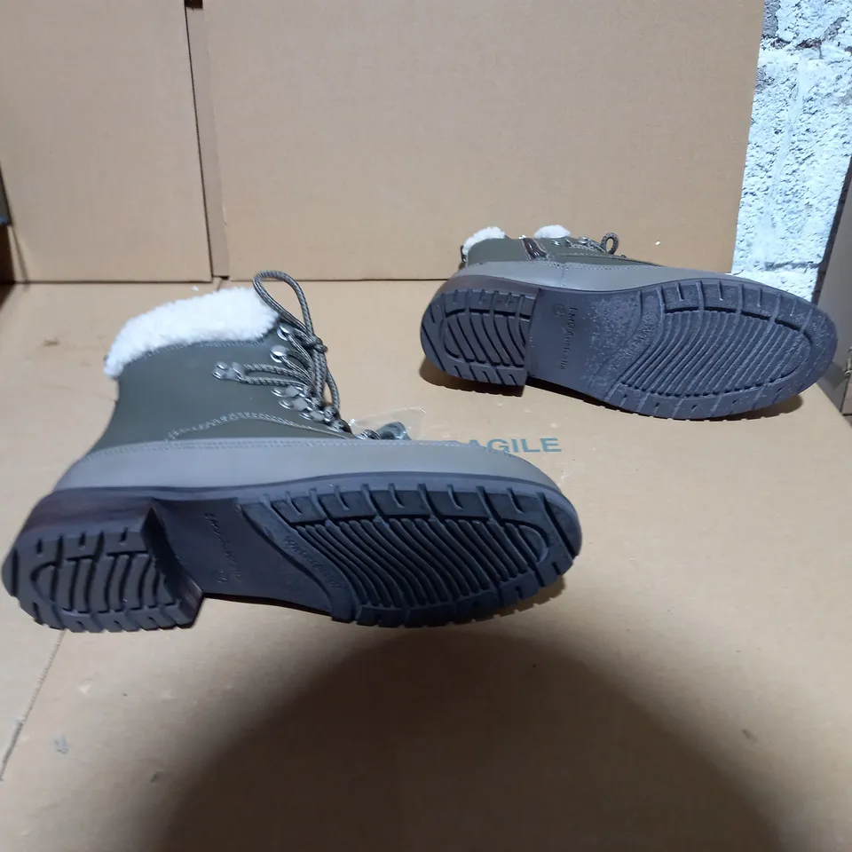EMU AUSTRALIA OKAB DARK OLIVE BOOT SIZE 5 