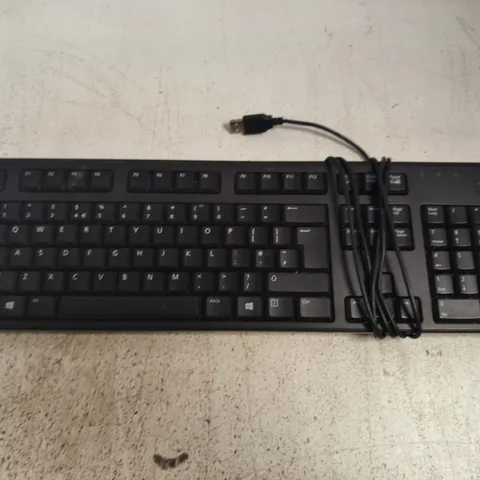 BOX OF APPROXIMATELY 10 ASSORTED HOUSEHOLD ELECTRIC ITEMS TO INCLUDE KEYBOARDS, ETC
