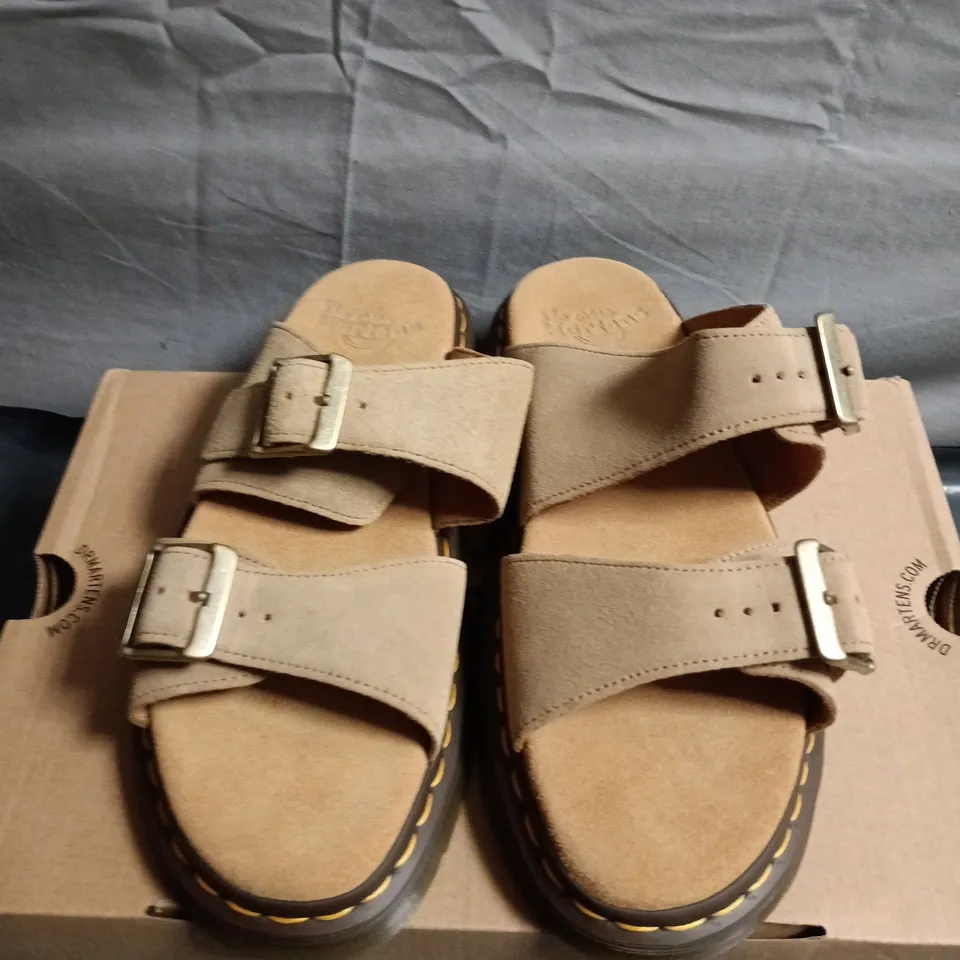 BOXED PAIR OF DR. MARTENS SHORE SANDALS – SAVANNAH TAN, UK 8 (EU 42)
