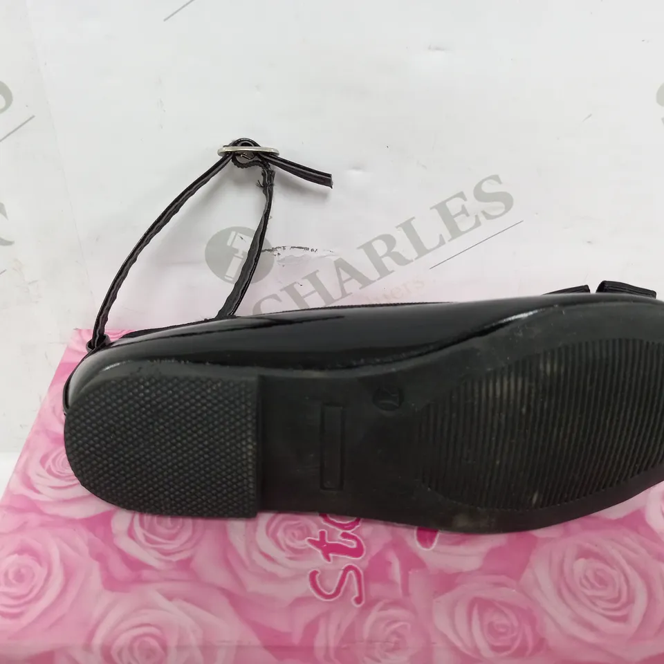 BALLET FLATS WITH STRAP IN BLACK PATENT SIZE 27