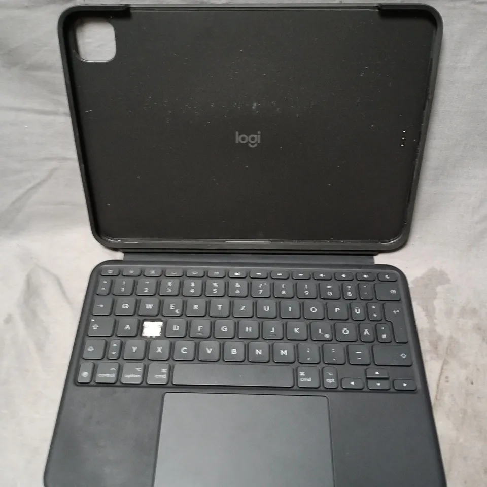 BOXED LOGITECH COMBO TOUCH IPAD KEYBOARD CASE - NON UK LAYOUT 