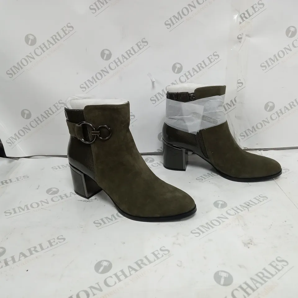 MODA IN PELLE SIZE 7 LIARO KHAKI SUEDE SHORT ANKLE BOOT - BOXED 
