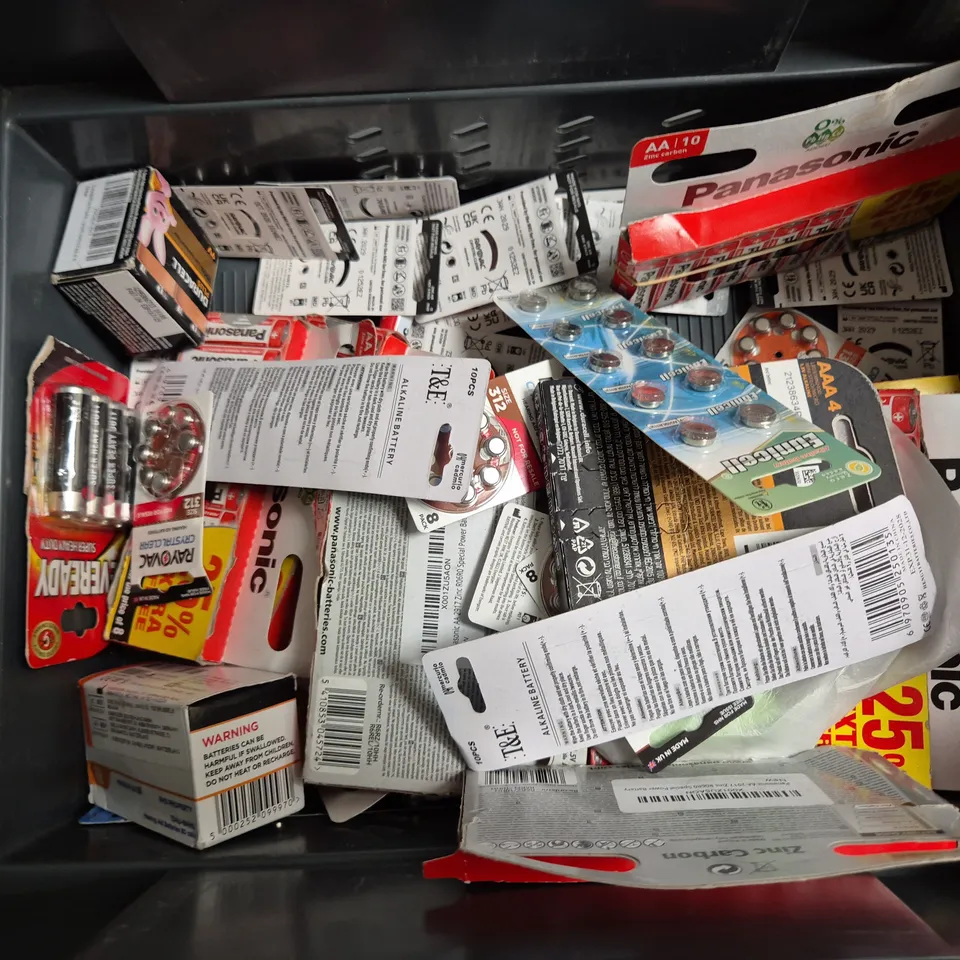 APPROXIMATELY 30 ASSORTED BATTERY PRODUCTS TO INCLUDE AA24, ALKALINE BATTERIES, C6 BATTERIES, ETC - COLLECTION ONLY