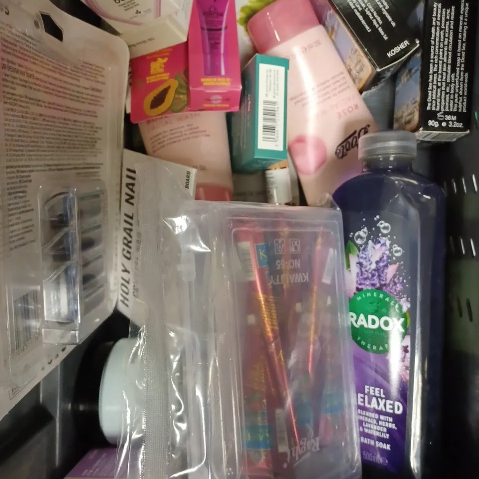 BOX OF APPROXIMATELY 20 ASSORTED HEALTH AND BEAUTY PRODUCTS TO INCLUDE DOVE BODY SCRUB, GILLETTE FUSION SPORT RAZORS, SKIN SOLACE LOTION BAR ETC 