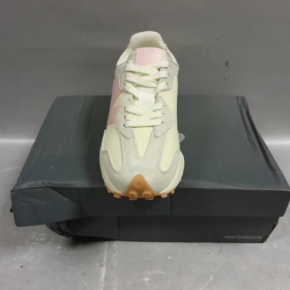 BOXED PAIR OF NEW BALANCE LIFESTYLE WOMENS TRAINERS - 5
