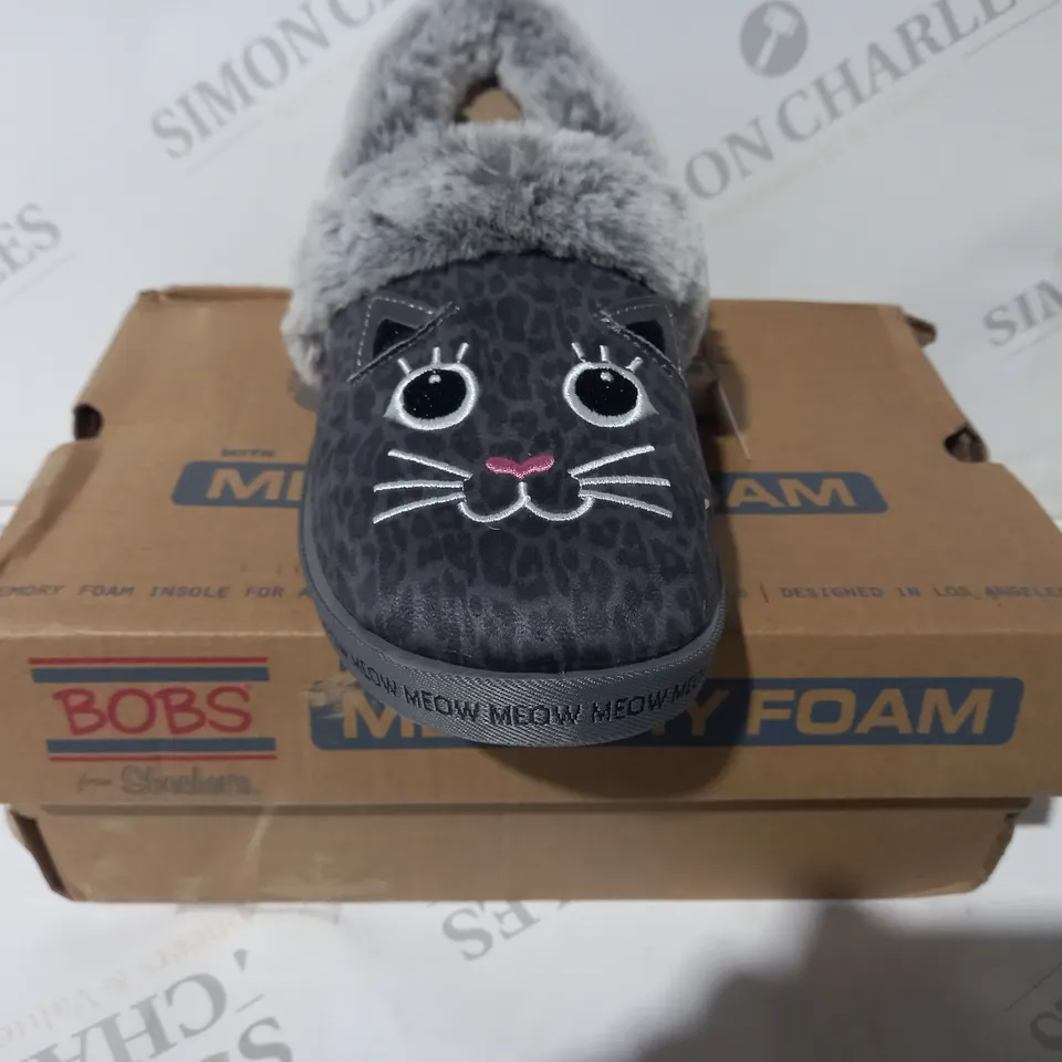 BOXED PAIR OF BOBS FROM SKECHERS SLIPPERS IN GREY W. CAT DESIGN UK SIZE 5