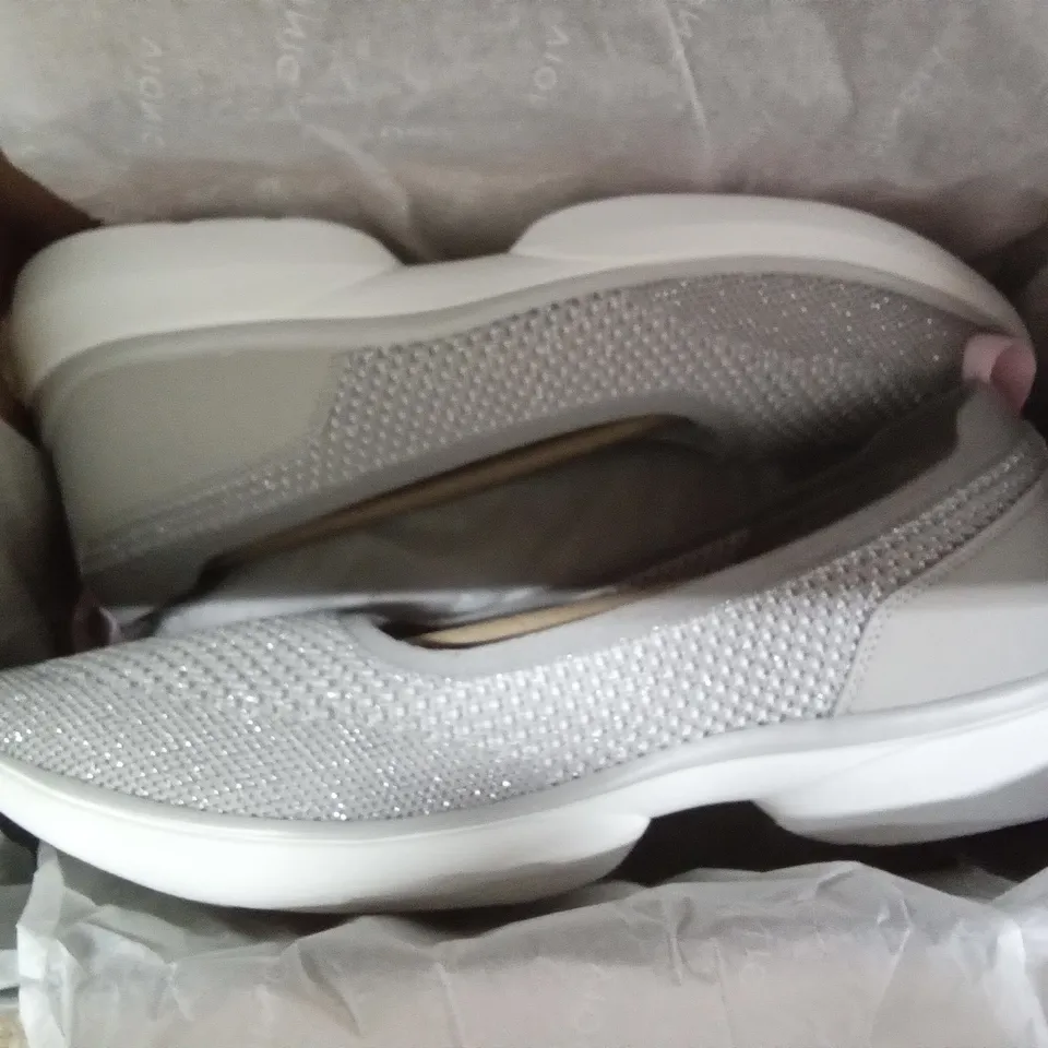 BOX OF 5 PAIRS OF VIONIC KALLIE BALRNA GREY SIZE 7.5