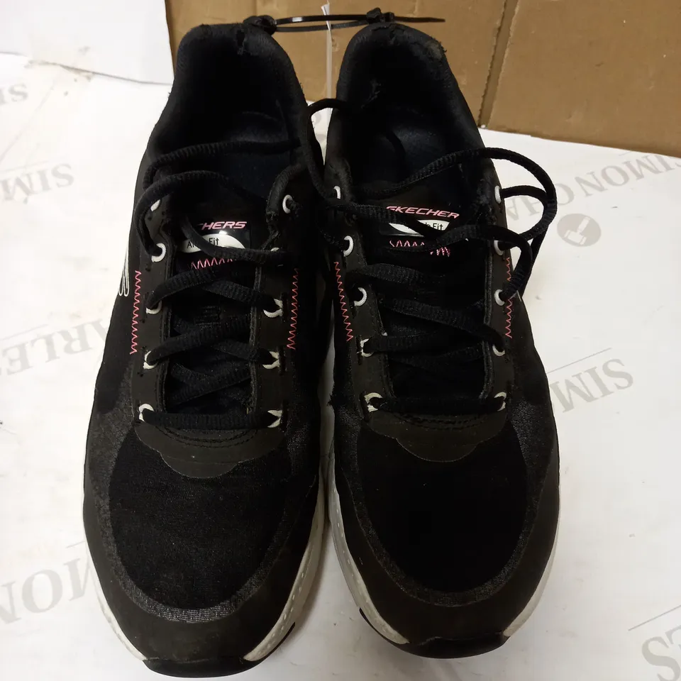 SKETCHERS ARCH FIT MONO MESH LACE-UP TRAINER UK 6 AND TRAINING PANTS/TROUSERS BLACK SIZE SMALL