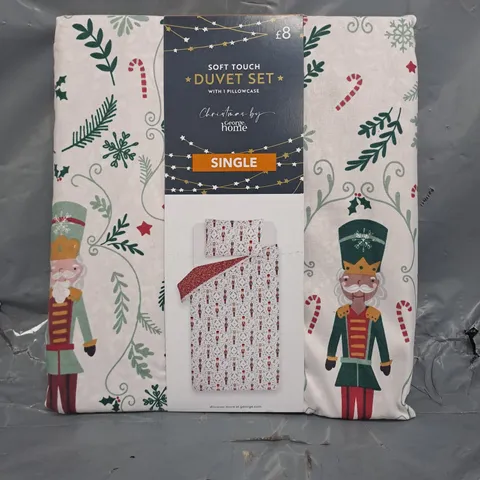 BOX OF APPROXIMATELY 10 ASSORTED BEDDING AND HOUSEHOLD ITEMS TO INCLUDE SOFT TOUCH FESTIVE SINGLE DUVET SET, ETC
