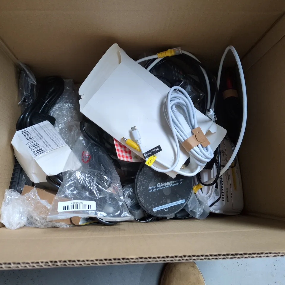 BOX OF APPROXIMATELY 20 HOUSEHOLD ITEMS TO INCLUDE TELEPHONE CABLE, A WICKED JOURNAL AND STRAWBERRY FLAG BUNTING