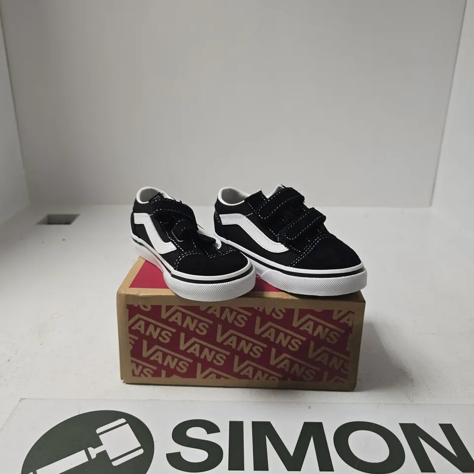 BOXED PAIR OF VANS OLD SKOOL SHOES SIZE KIDS UK 8