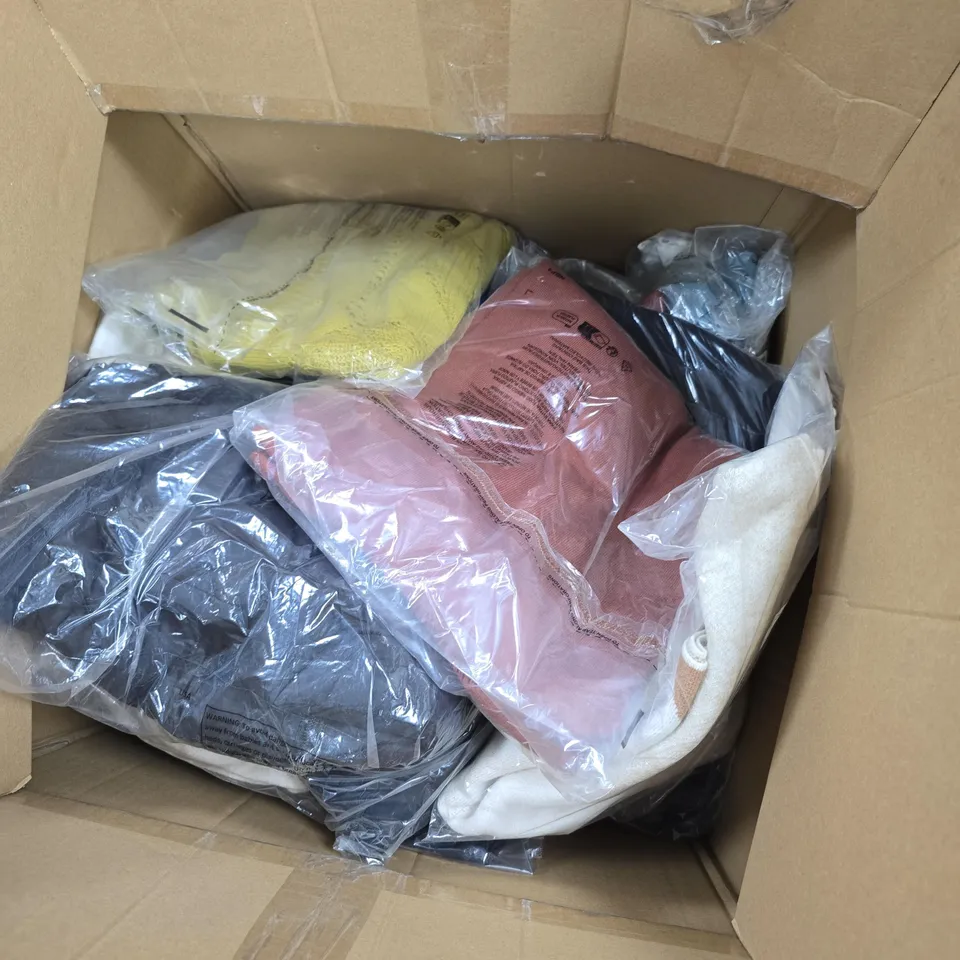 BOX OF APPROXIMATELY 20 ASSORTED CLOTHING ITEMS OF VARIOUS STYLES AND SIZES TO INCLUDE FRANK USHER, WYNNE LAYERS ETC