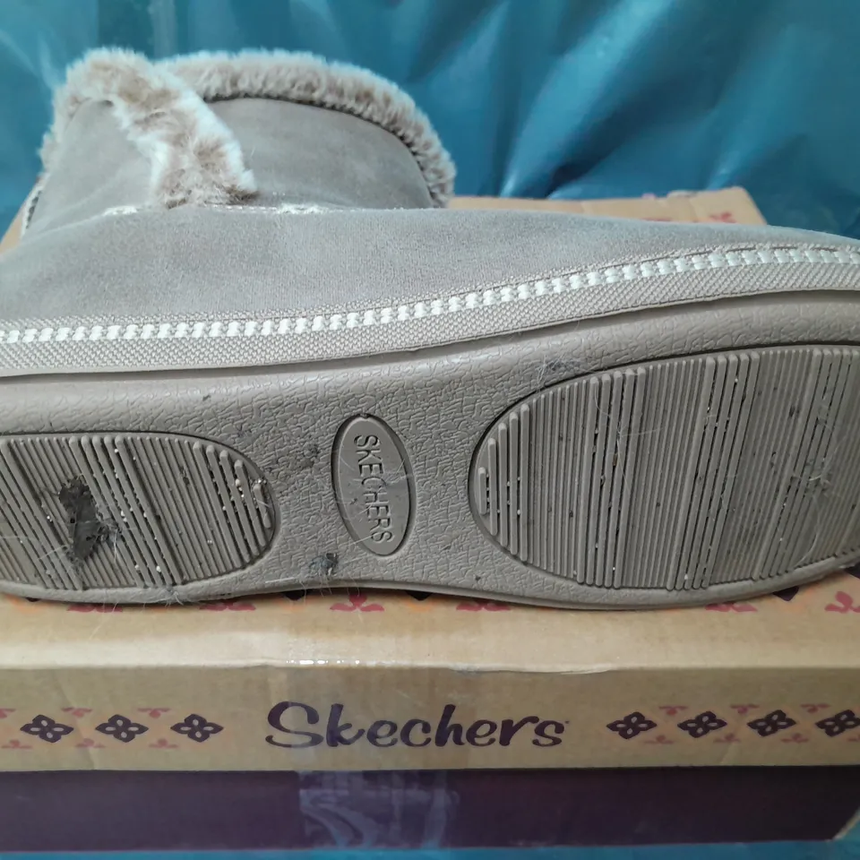 SKECHERS COZY CAMPFIRE SLIPPERS IN BROWN - SIZE 6