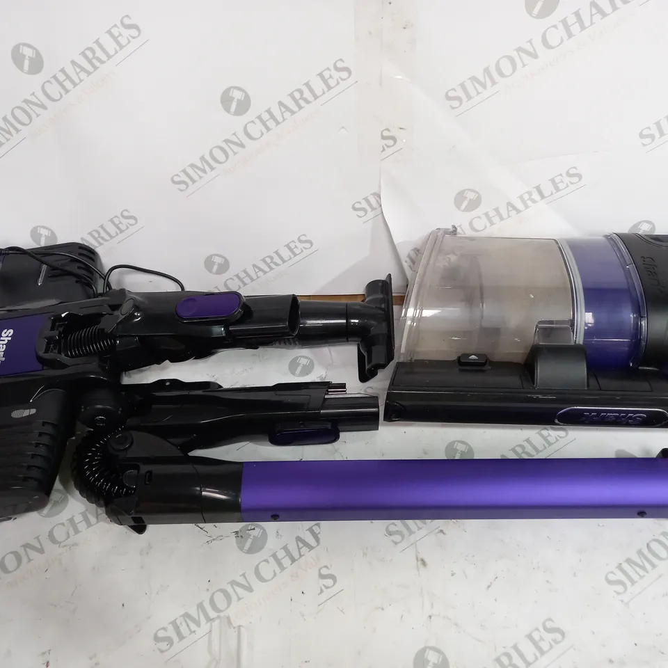 BOXED SHARK ANTI HAIR WRAP CORDLESS PET VACUUM CLEANER IZ202UKT