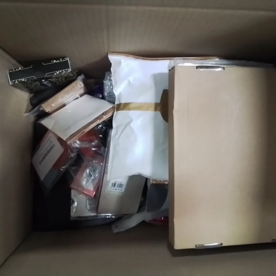 BOX CONTAINING LARGE QUANTITY OF MIXED EVERYDAY HOUSEHOLD ITEMS ETC. TO INCLUDE: GAMING SOCKS, SEVERAL JEWELLERY GIFT SETS, KIDS WATCHES AND LOTS MORE 