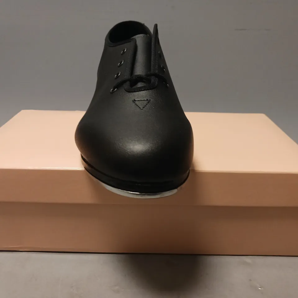 BOXED PAIR OF BLOCH TAP DANCING SHOES IN BLACK SIZE 8