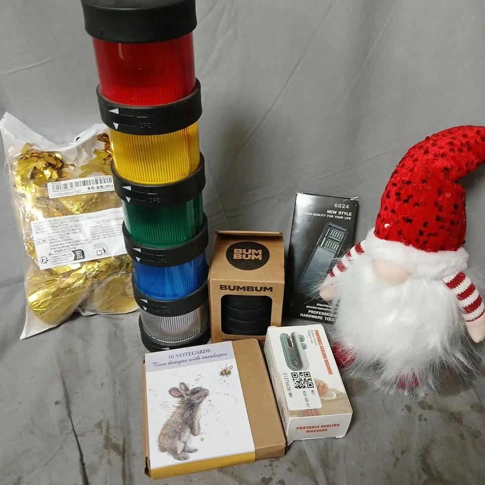 APPROXIMATELY 15 ASSORTED HOUSEHOLD ITEMS TO INCLUDE CHRISTMAS GONK, PORTABLE SEALING MACHINE, BUMBUM PORTABLE BIDET, ETC